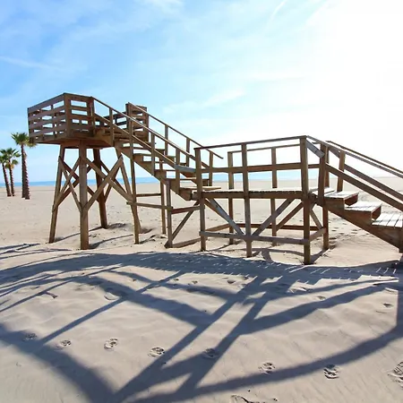 Global Properties, Practico En La Playa De Canet *